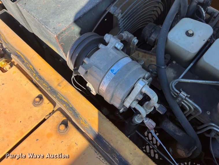 image for item EN5717 1996 Hyundai Robex 210LC-3 excavator