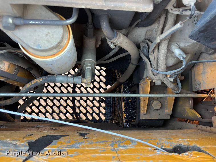 image for item EN5717 1996 Hyundai Robex 210LC-3 excavator