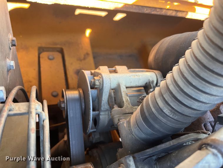 image for item EN5717 1996 Hyundai Robex 210LC-3 excavator