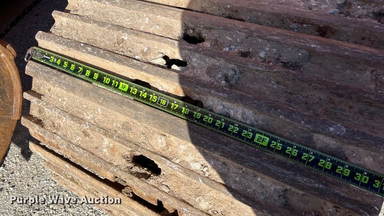 image for item EN5717 1996 Hyundai Robex 210LC-3 excavator