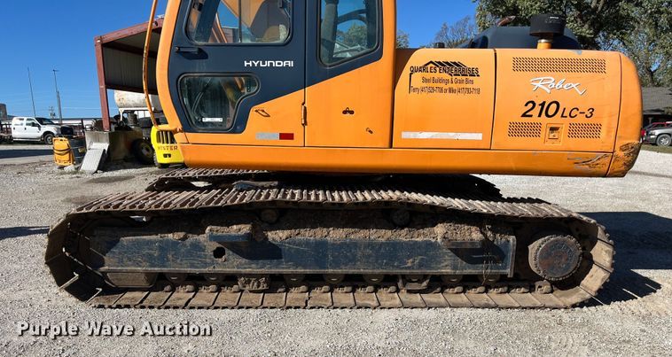 image for item EN5717 1996 Hyundai Robex 210LC-3 excavator