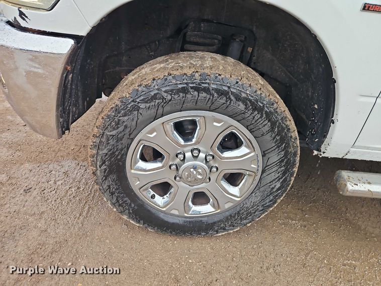 image for item EO4745 2018 RAM 3500 Crew Cab flatbed pickup truck