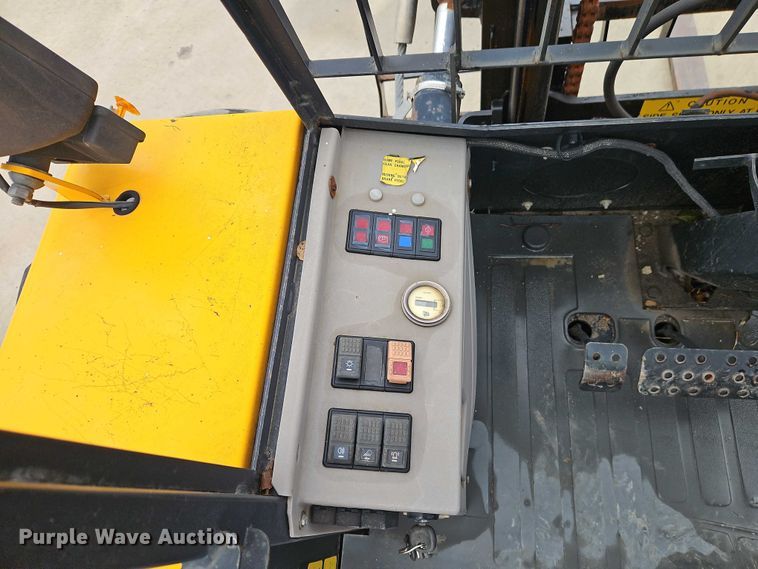 image for item EO4751 2000 JCB 930 forklift