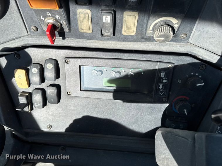 image for item EP0900 2009 John Deere 710J backhoe