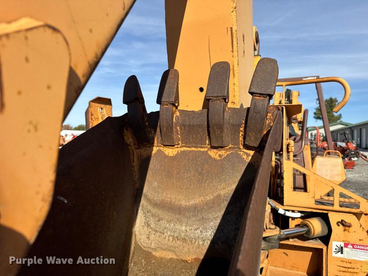 image for item ER0225 1989 Case 760 vibratory cable plow