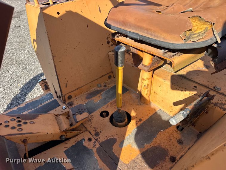 image for item ER0225 1989 Case 760 vibratory cable plow