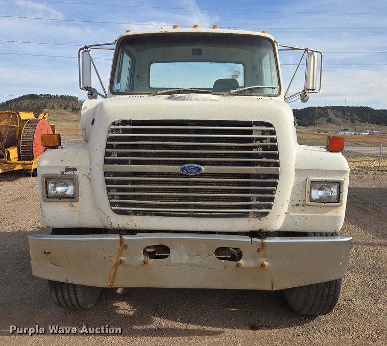 image for item ES2525 1988 Ford LNT9000 truck cab and chassis