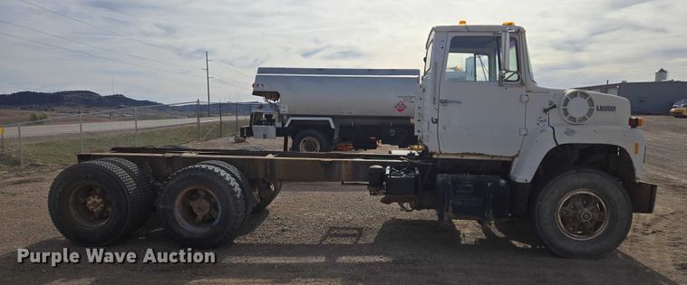 image for item ES2525 1988 Ford LNT9000 truck cab and chassis