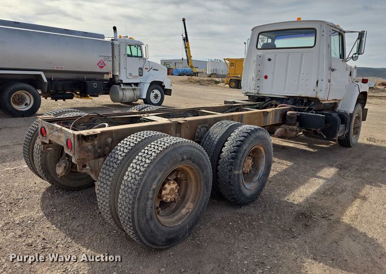 image for item ES2525 1988 Ford LNT9000 truck cab and chassis