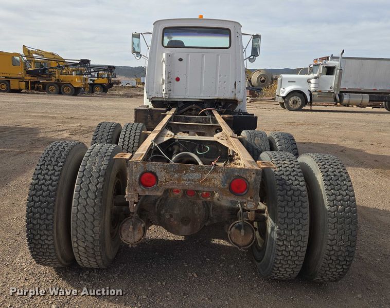 image for item ES2525 1988 Ford LNT9000 truck cab and chassis