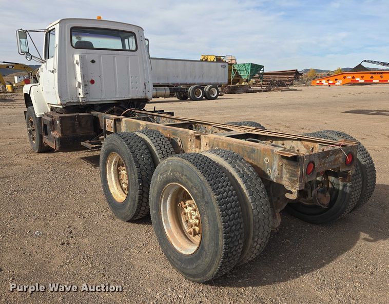 image for item ES2525 1988 Ford LNT9000 truck cab and chassis