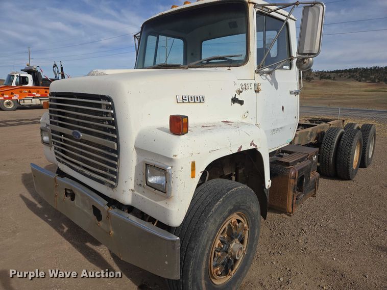 image for item ES2525 1988 Ford LNT9000 truck cab and chassis