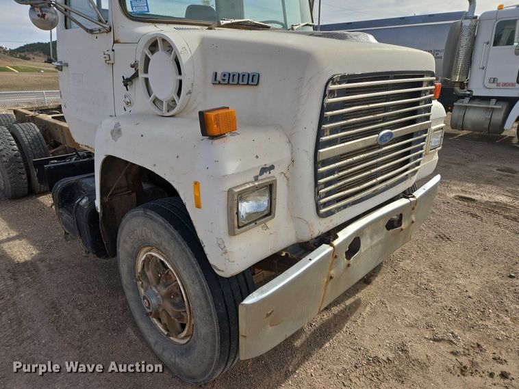 image for item ES2525 1988 Ford LNT9000 truck cab and chassis