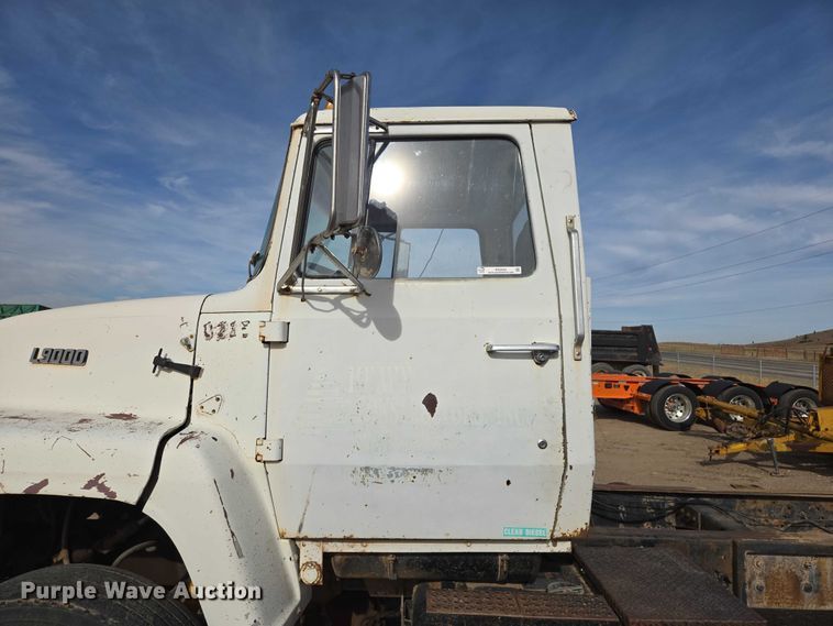 image for item ES2525 1988 Ford LNT9000 truck cab and chassis