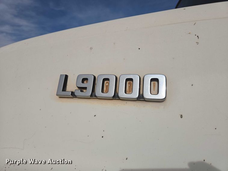 image for item ES2525 1988 Ford LNT9000 truck cab and chassis