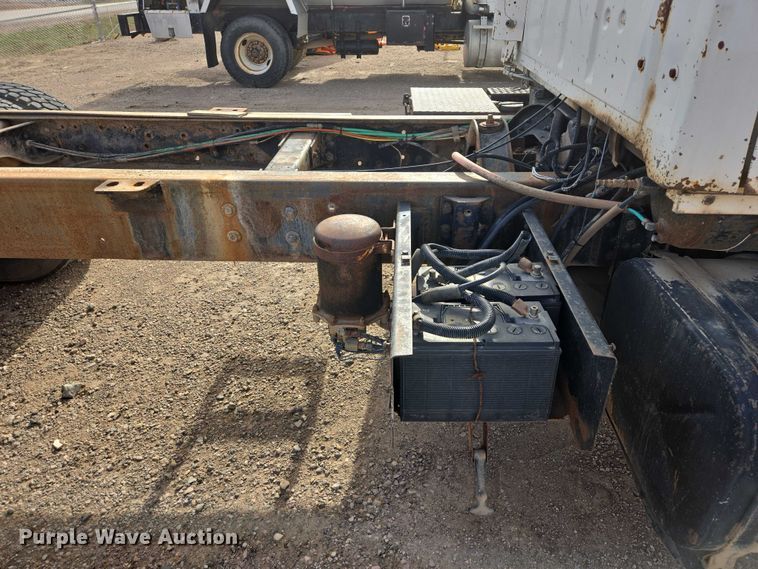 image for item ES2525 1988 Ford LNT9000 truck cab and chassis