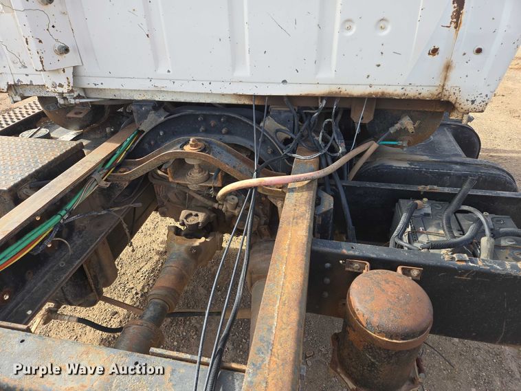 image for item ES2525 1988 Ford LNT9000 truck cab and chassis