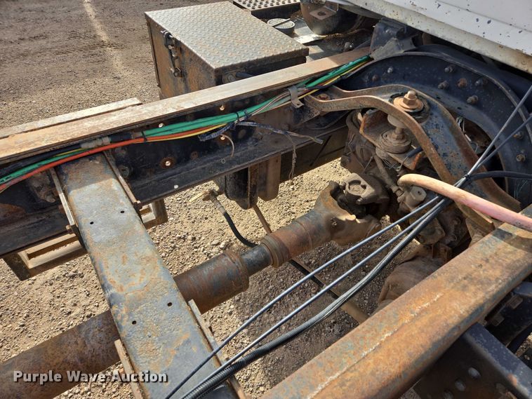 image for item ES2525 1988 Ford LNT9000 truck cab and chassis