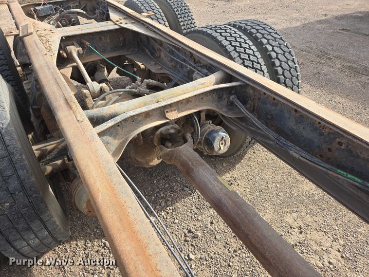 image for item ES2525 1988 Ford LNT9000 truck cab and chassis