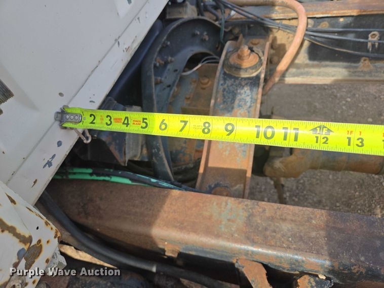 image for item ES2525 1988 Ford LNT9000 truck cab and chassis