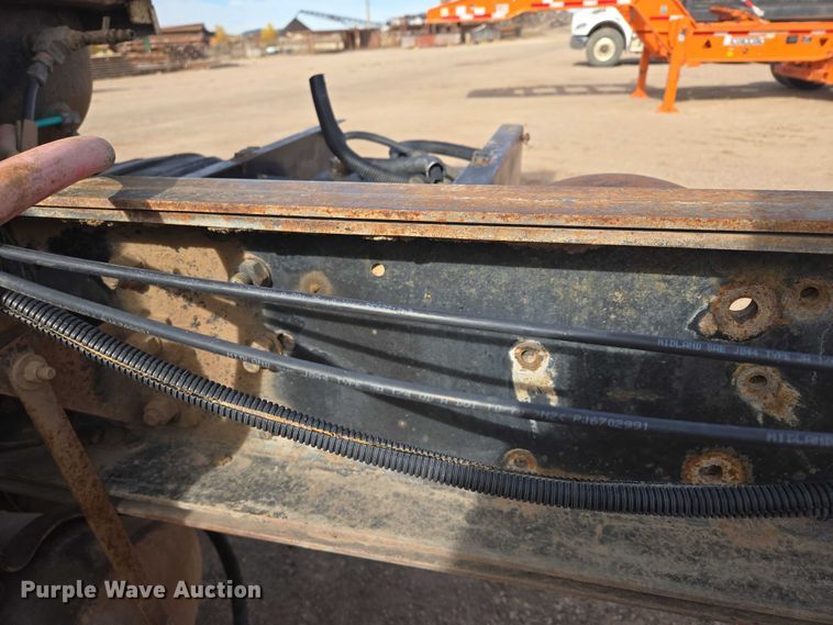 image for item ES2525 1988 Ford LNT9000 truck cab and chassis