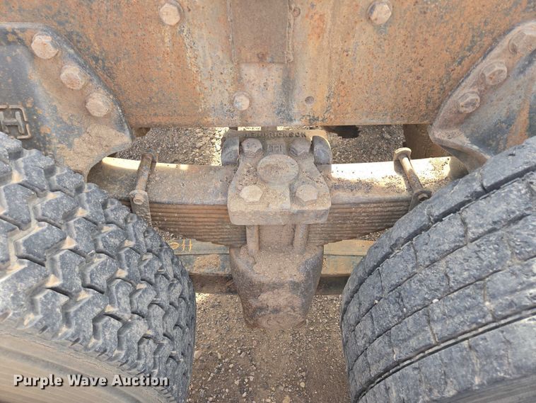 image for item ES2525 1988 Ford LNT9000 truck cab and chassis