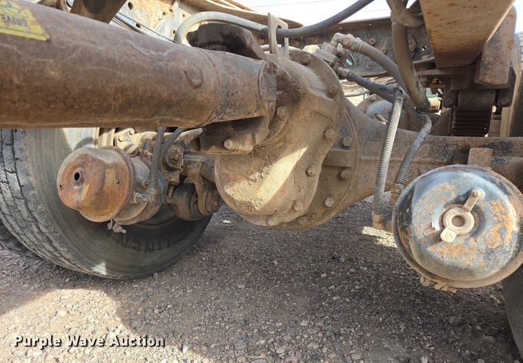 image for item ES2525 1988 Ford LNT9000 truck cab and chassis