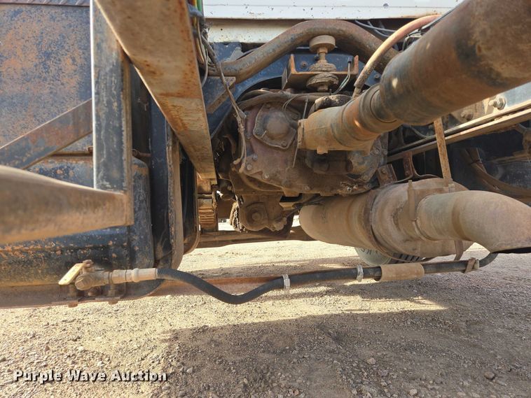 image for item ES2525 1988 Ford LNT9000 truck cab and chassis