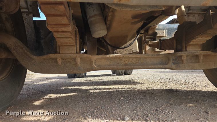 image for item ES2525 1988 Ford LNT9000 truck cab and chassis