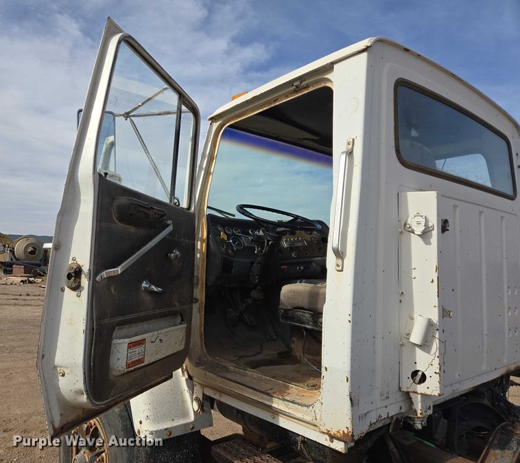 image for item ES2525 1988 Ford LNT9000 truck cab and chassis