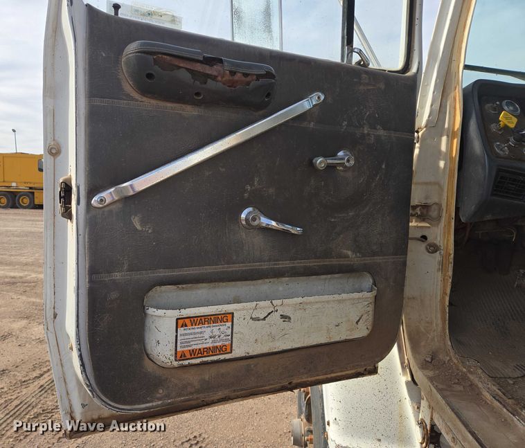 image for item ES2525 1988 Ford LNT9000 truck cab and chassis