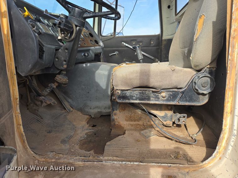 image for item ES2525 1988 Ford LNT9000 truck cab and chassis