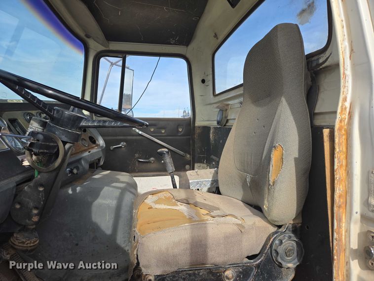 image for item ES2525 1988 Ford LNT9000 truck cab and chassis