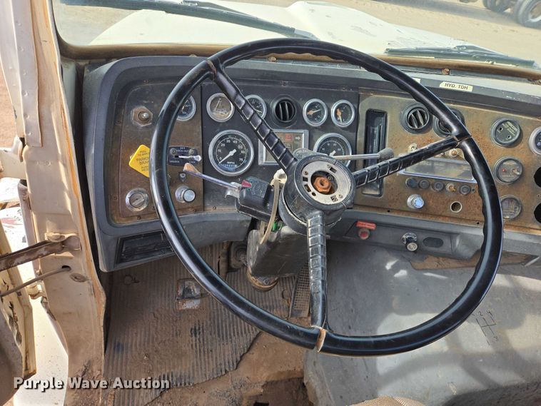 image for item ES2525 1988 Ford LNT9000 truck cab and chassis