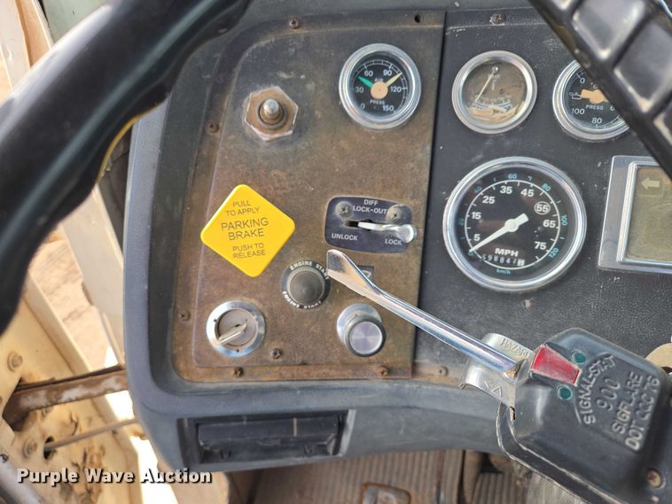 image for item ES2525 1988 Ford LNT9000 truck cab and chassis