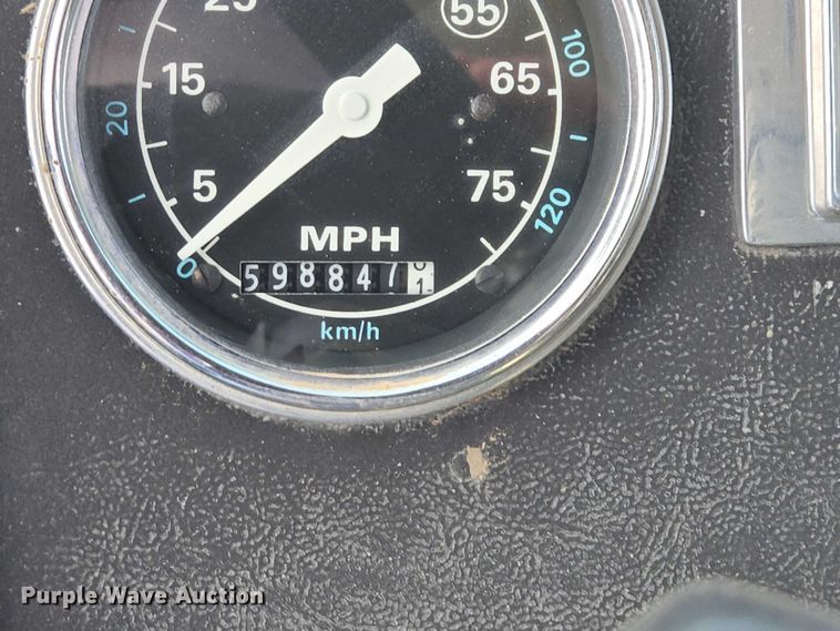 image for item ES2525 1988 Ford LNT9000 truck cab and chassis