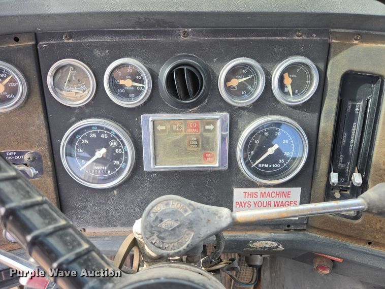 image for item ES2525 1988 Ford LNT9000 truck cab and chassis