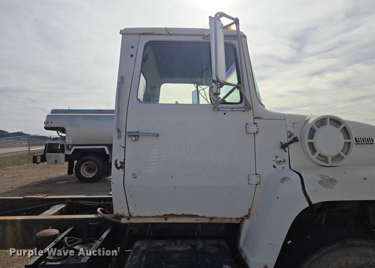 image for item ES2525 1988 Ford LNT9000 truck cab and chassis