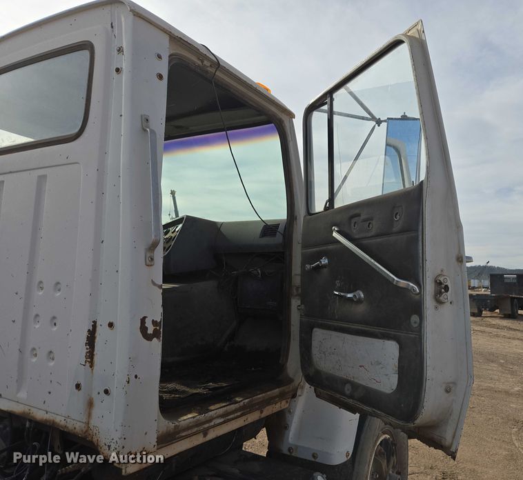 image for item ES2525 1988 Ford LNT9000 truck cab and chassis