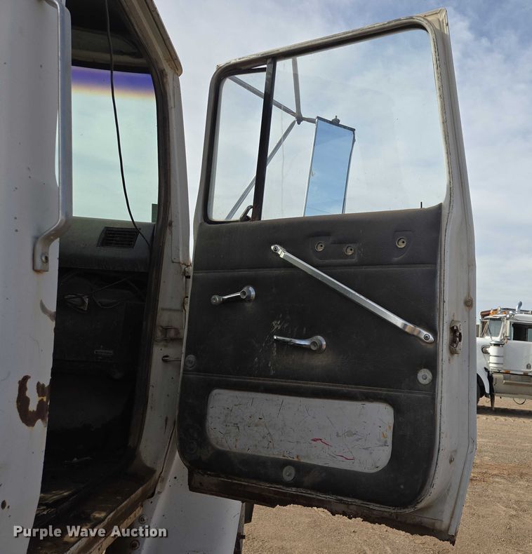 image for item ES2525 1988 Ford LNT9000 truck cab and chassis