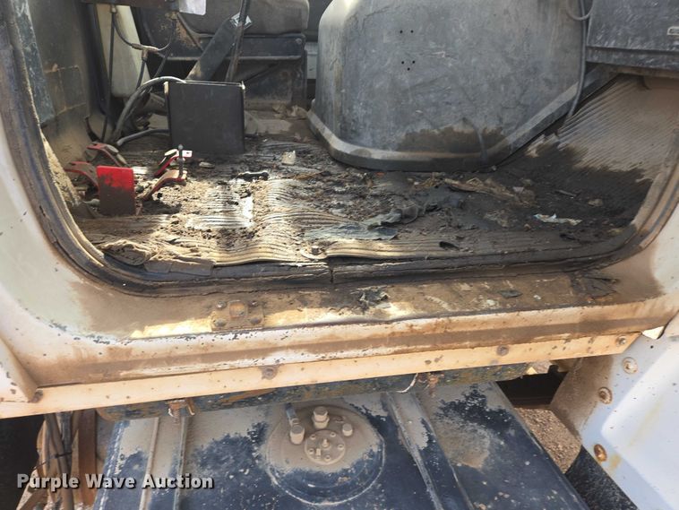 image for item ES2525 1988 Ford LNT9000 truck cab and chassis