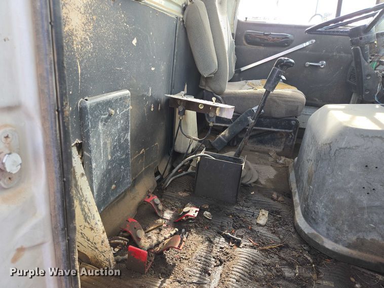 image for item ES2525 1988 Ford LNT9000 truck cab and chassis