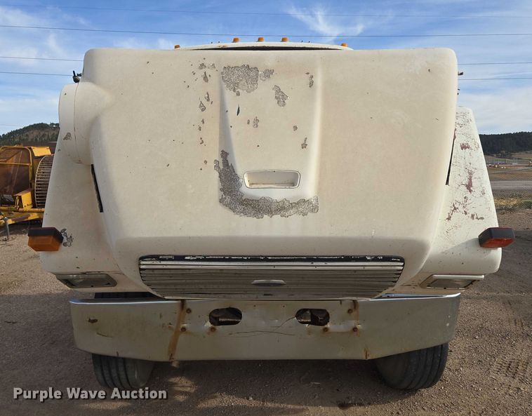 image for item ES2525 1988 Ford LNT9000 truck cab and chassis