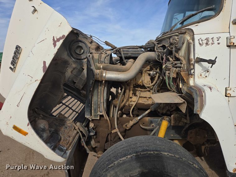 image for item ES2525 1988 Ford LNT9000 truck cab and chassis