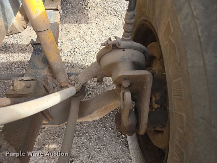 image for item ES2525 1988 Ford LNT9000 truck cab and chassis