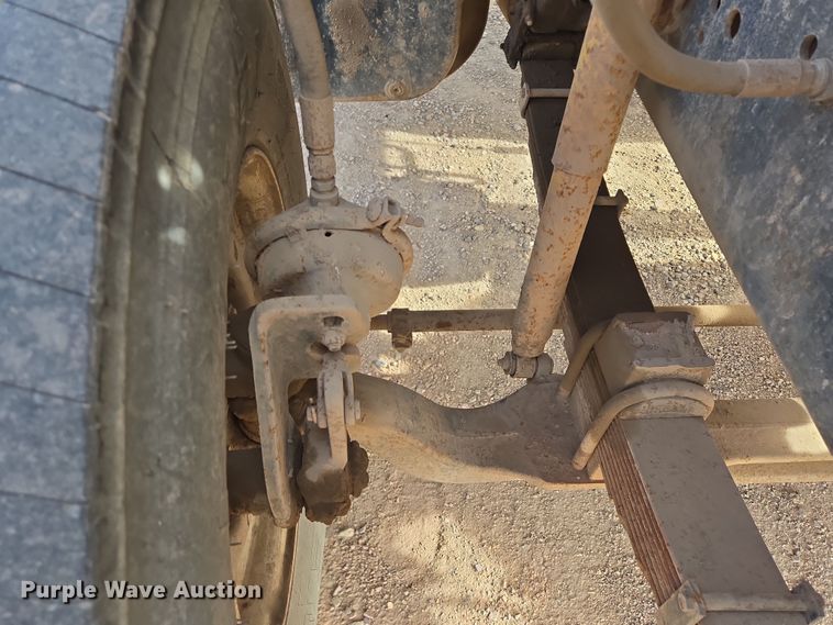 image for item ES2525 1988 Ford LNT9000 truck cab and chassis