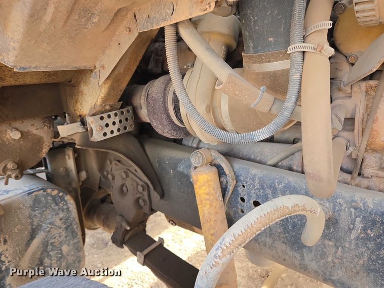 image for item ES2525 1988 Ford LNT9000 truck cab and chassis