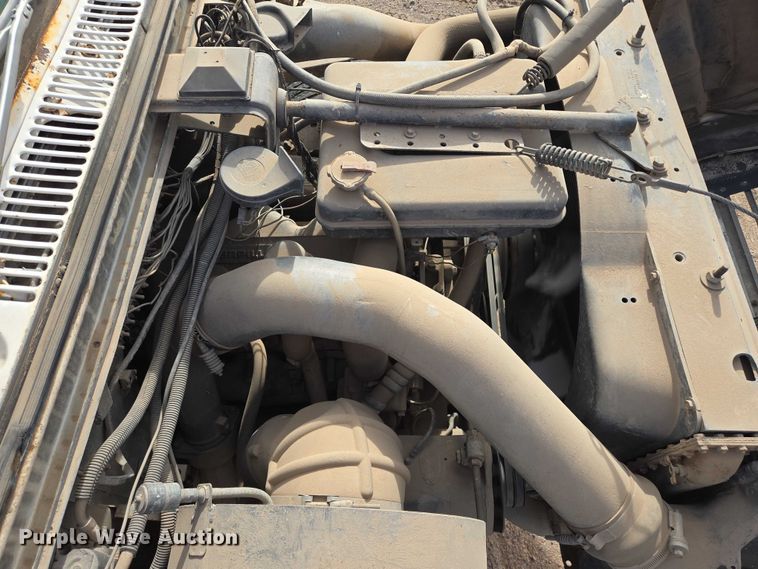 image for item ES2525 1988 Ford LNT9000 truck cab and chassis