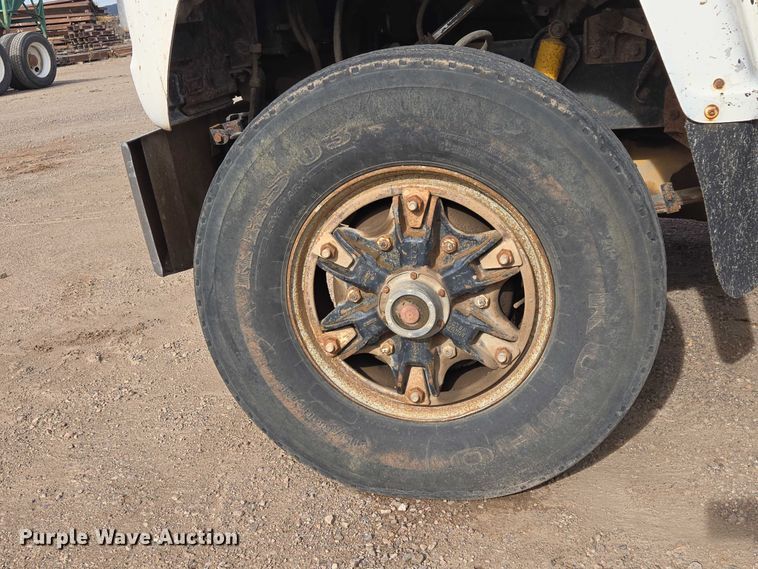 image for item ES2525 1988 Ford LNT9000 truck cab and chassis