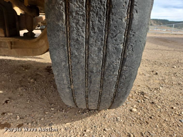 image for item ES2525 1988 Ford LNT9000 truck cab and chassis